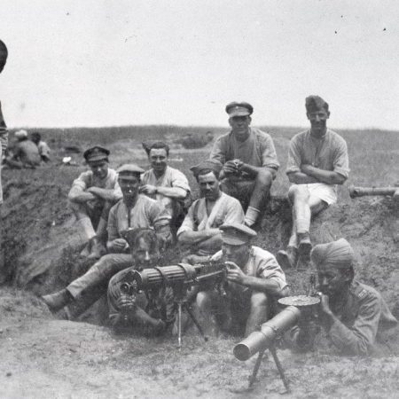 British_and_Indian_machine_gunners_with_a_Vickers_machine_gun,_Lewis_gun_and_range-finder,_1917